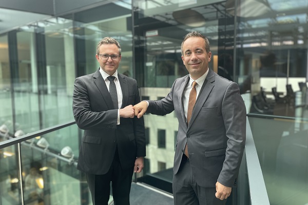 Eduard Fuhrmann (links) übernimmt die Bereichsleitung „Firmenkunden“ für die Marktbereiche Hamm, Unna, Waltrop, Schwerte und Kamen-Werne der Dortmunder Volksbank. Sebastian Schmidt (rechts) übernimmt dafür die Leitung der Firmenkundenbetreuung in Unna. Eduard Fuhrmann (links) übernimmt die Bereichsleitung „Firmenkunden“ für die Marktbereiche Hamm, Unna, Waltrop, Schwerte und Kamen-Werne der Dortmunder Volksbank. Sebastian Schmidt (rechts) übernimmt dafür die Leitung der Firmenkundenbetreuung in Unna.